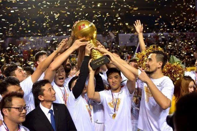 一场82-78！中国男篮全队评价：年轻球员敢打敢拼，主教练用人灵活！三后卫豪赌赢了
